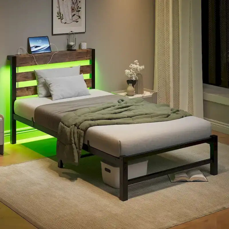 Cadre de lit double en métal avec tête de lit en bois, lumières RVB et rangement avec chargement USB