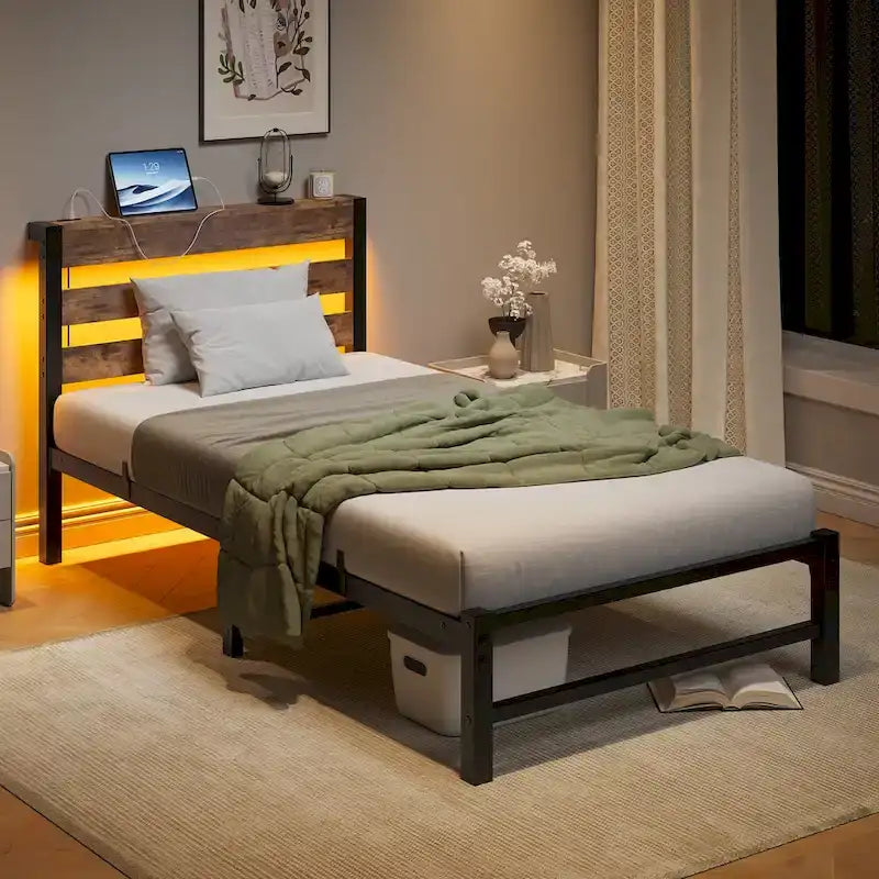 Cadre de lit double en métal avec tête de lit en bois, lumières RVB et rangement avec chargement USB