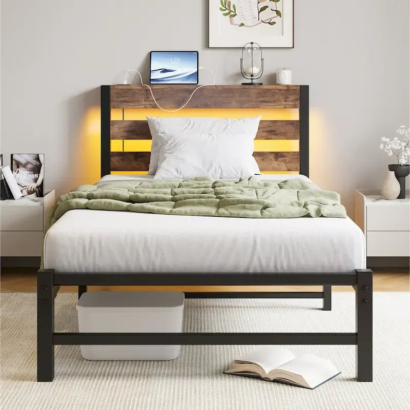 Cadre de lit double en métal avec tête de lit en bois, lumières RVB et rangement avec chargement USB