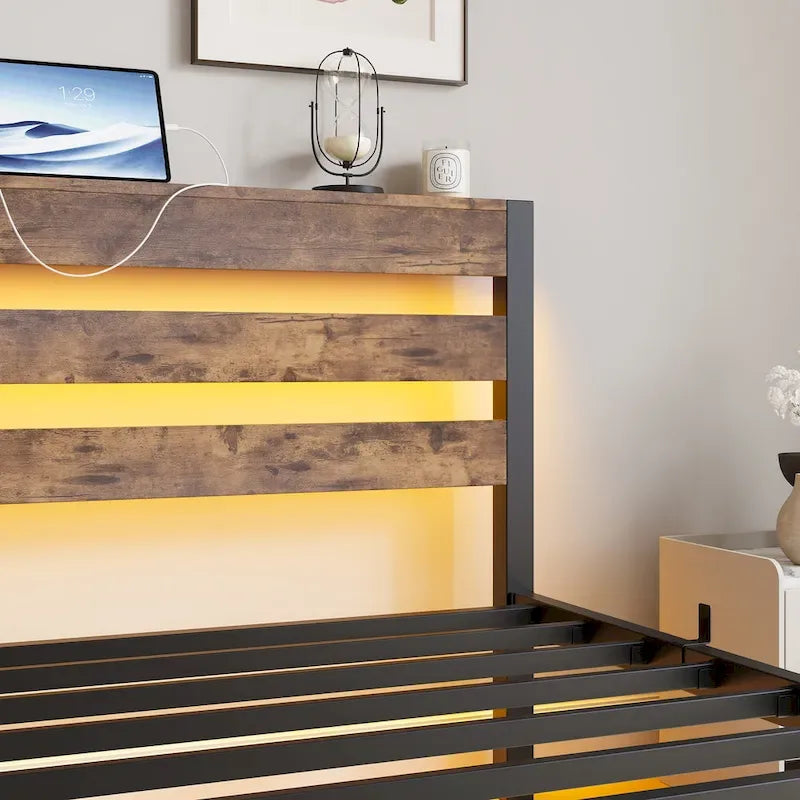 Cadre de lit double en métal avec tête de lit en bois, lumières RVB et rangement avec chargement USB