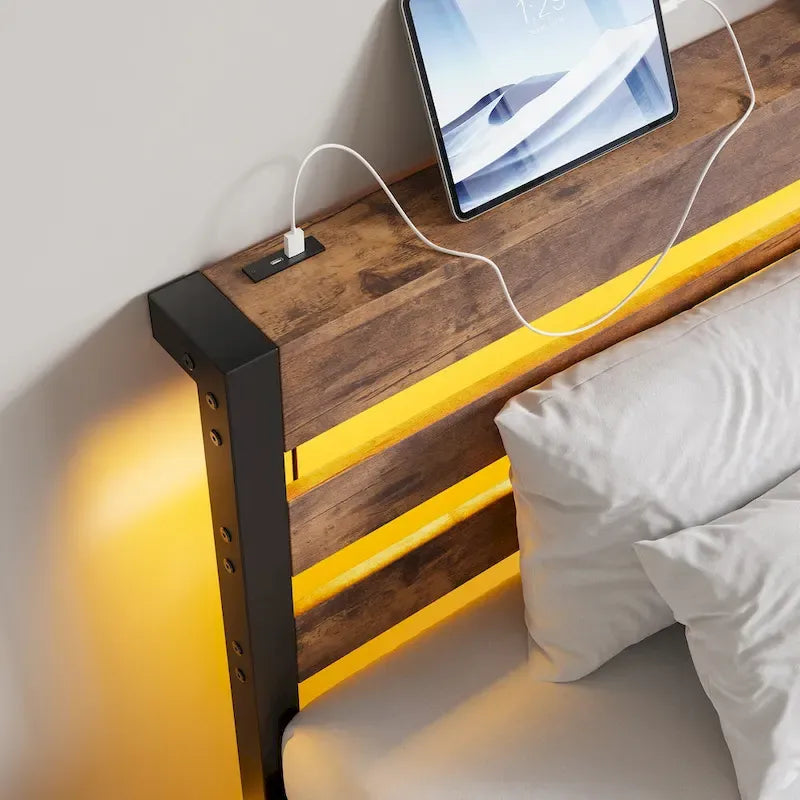Cadre de lit double en métal avec tête de lit en bois, lumières RVB et rangement avec chargement USB