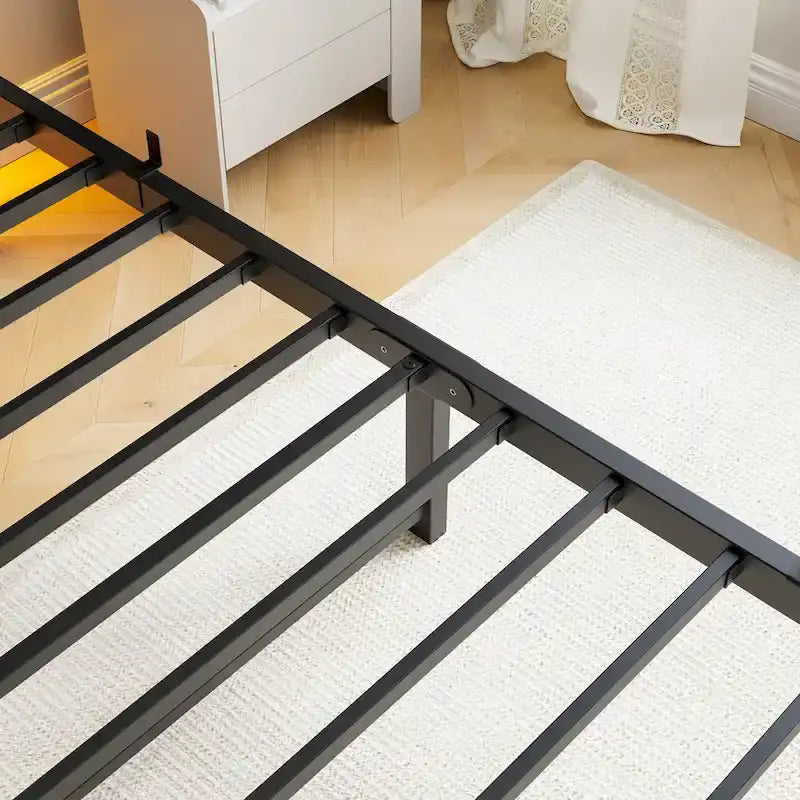 Cadre de lit double en métal avec tête de lit en bois, lumières RVB et rangement avec chargement USB
