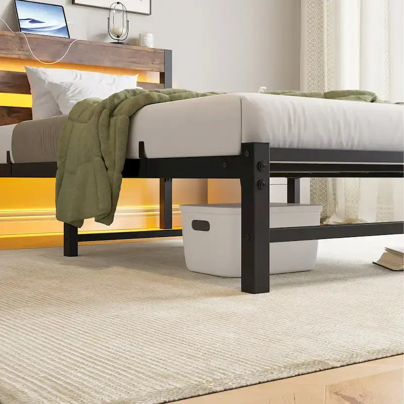 Cadre de lit double en métal avec tête de lit en bois, lumières RVB et rangement avec chargement USB