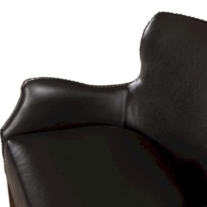 Fauteuil d'appoint à accoudoirs inclinés et hauts pieds en similicuir avec clous décoratifs