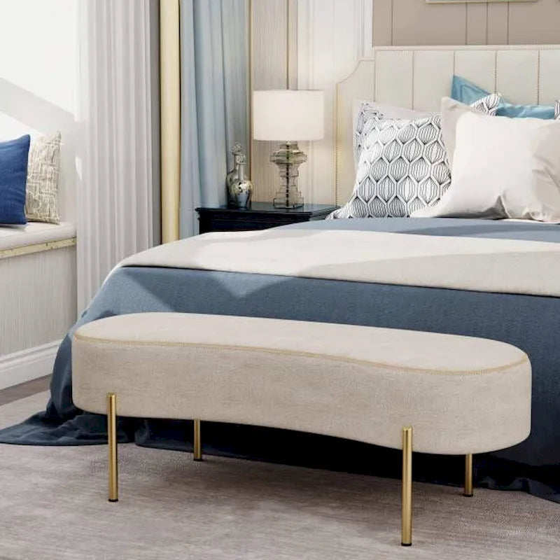 Banc de repose-pieds rembourré en forme de rein avec pieds dorés, beige
