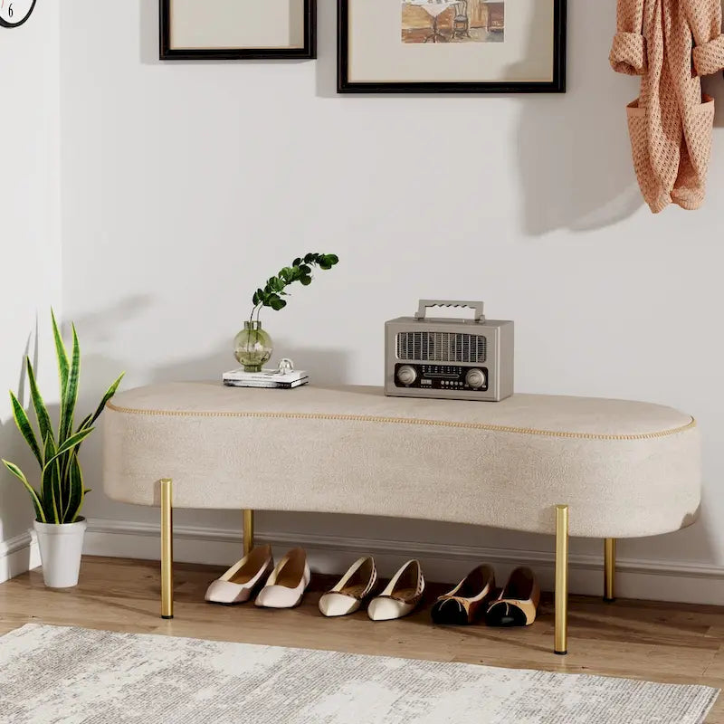 Banc de repose-pieds rembourré en forme de rein avec pieds dorés, beige