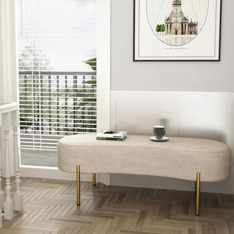 Banc de repose-pieds rembourré en forme de rein avec pieds dorés, beige