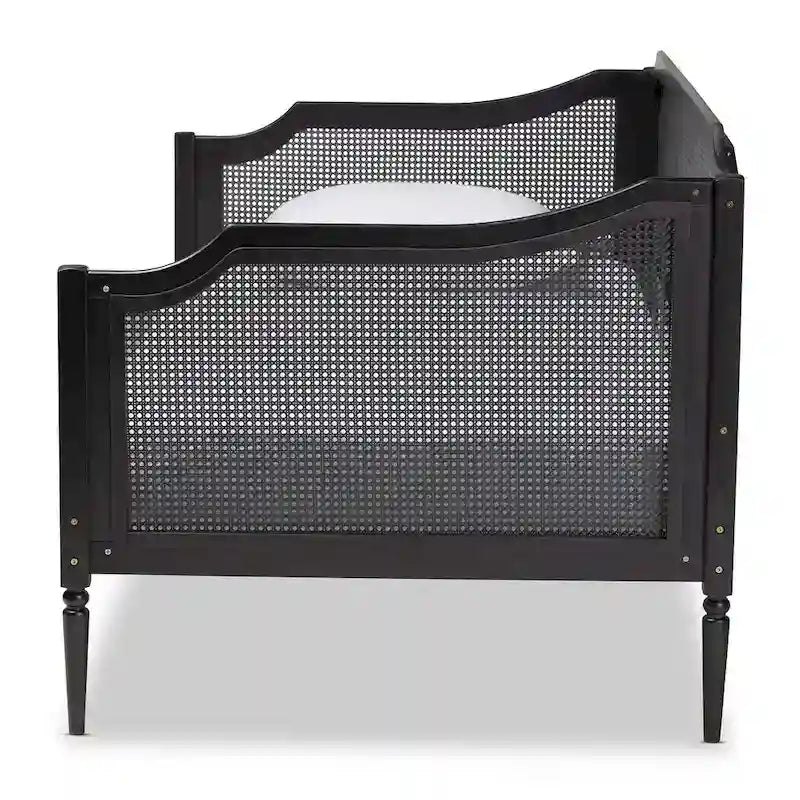 Lit de repos en rotin synthétique charbon de bois noir Mid-Century Modern avec pieds tournés et support à lattes