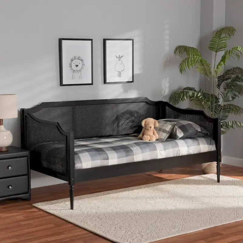 Lit de repos en rotin synthétique charbon de bois noir Mid-Century Modern avec pieds tournés et support à lattes