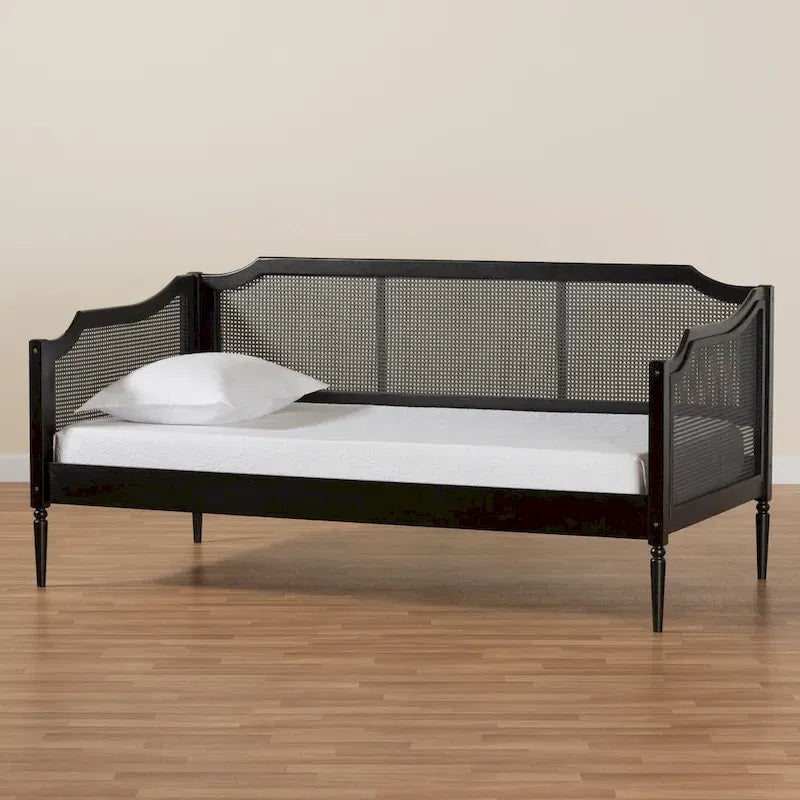Lit de repos en rotin synthétique charbon de bois noir Mid-Century Modern avec pieds tournés et support à lattes