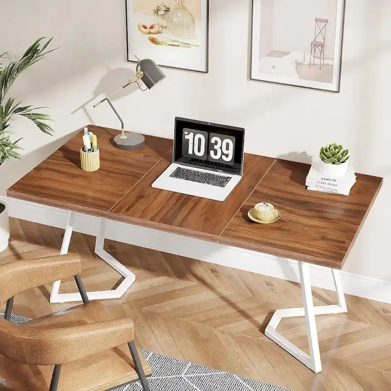 Bureau moderne avec plateau en bois et pieds en métal blanc, marron