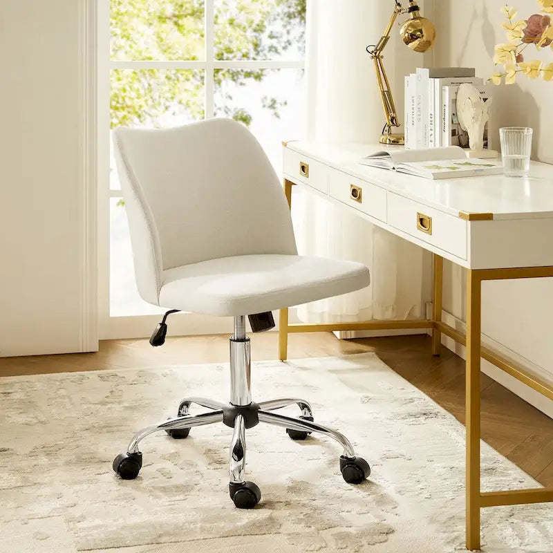Fauteuil de bureau rembourré sans accoudoirs, avec hauteur réglable et roulettes.