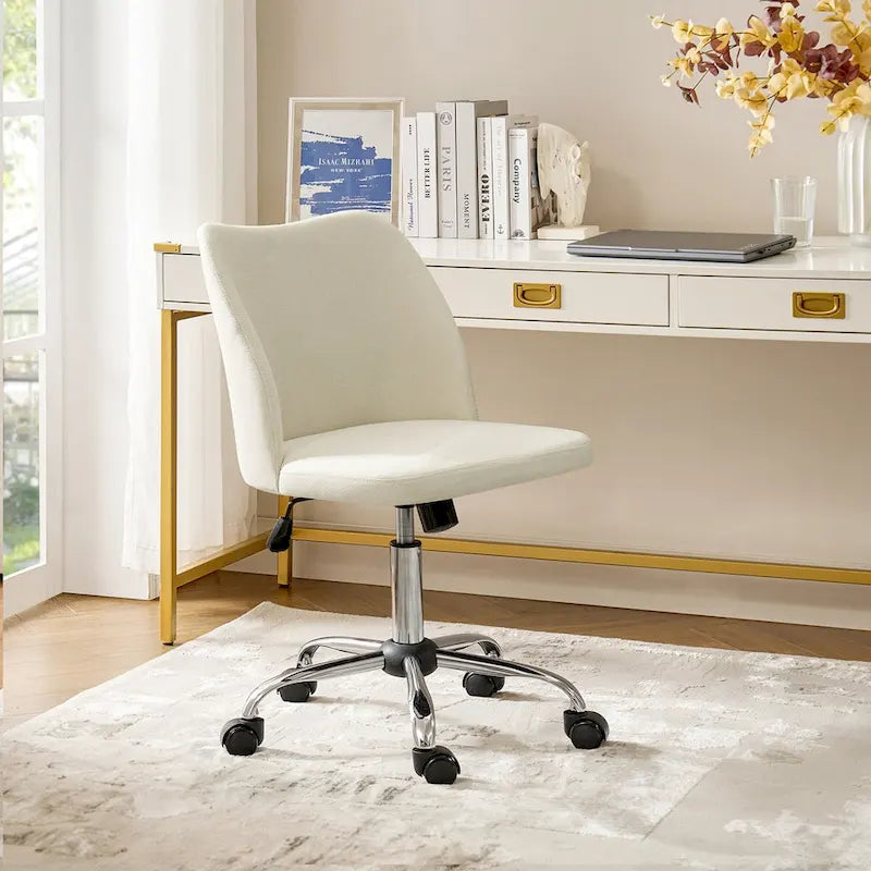 Fauteuil de bureau rembourré sans accoudoirs, avec hauteur réglable et roulettes.