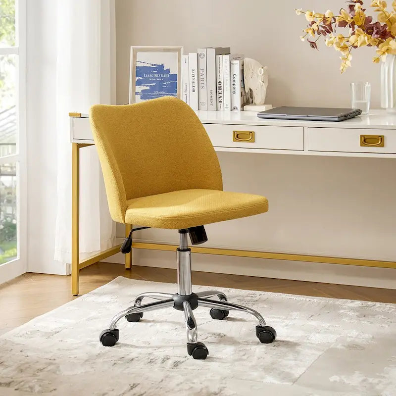 Fauteuil de bureau rembourré sans accoudoirs, avec hauteur réglable et roulettes.
