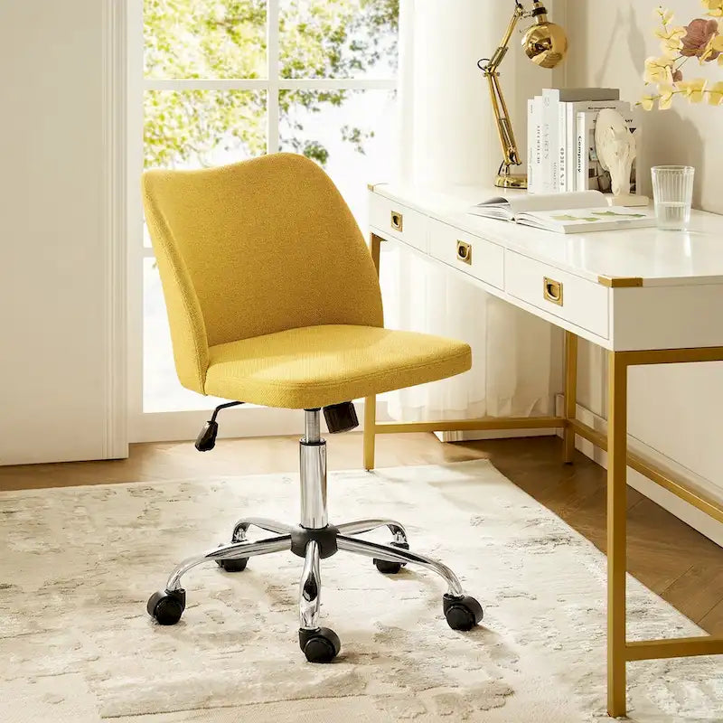 Fauteuil de bureau rembourré sans accoudoirs, avec hauteur réglable et roulettes.
