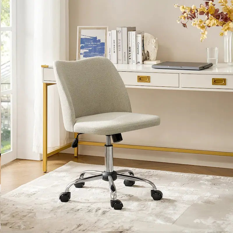 Fauteuil de bureau rembourré sans accoudoirs, avec hauteur réglable et roulettes.