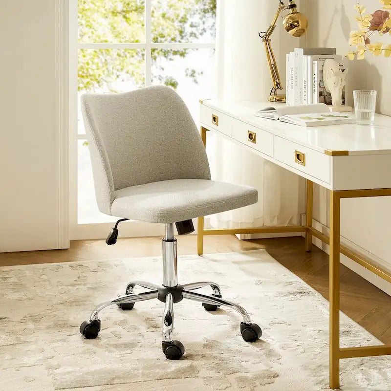 Fauteuil de bureau rembourré sans accoudoirs, avec hauteur réglable et roulettes.