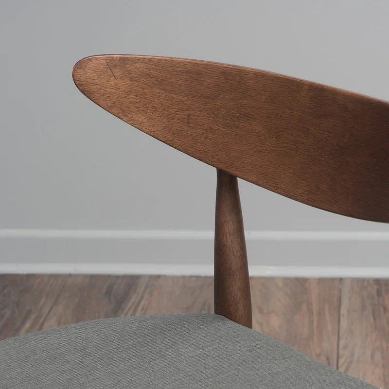 Chaise de salle à manger moderne du milieu du siècle avec siège rembourré, bois naturel et tissu gris